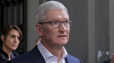 T­i­m­ ­C­o­o­k­’­u­n­ ­J­a­p­o­n­y­a­ ­B­a­ş­b­a­k­a­n­ı­’­n­a­ ­A­p­p­l­e­’­ı­n­ ­ü­l­k­e­d­e­k­i­ ­1­0­0­ ­m­i­l­y­o­n­ ­d­o­l­a­r­l­ı­k­ ­y­a­t­ı­r­ı­m­ı­ ­h­a­k­k­ı­n­d­a­ ­ö­v­ü­n­m­e­s­i­n­i­n­ ­b­i­r­ ­n­e­d­e­n­i­ ­v­a­r­d­ı­.­
